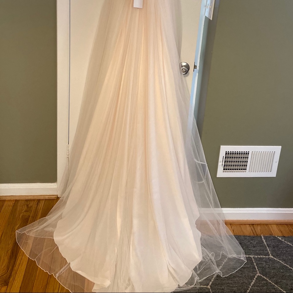 Wedding gown - never worn - Picture 3 of 5